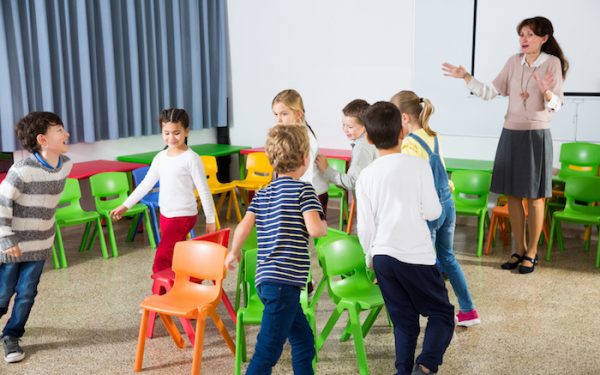 Musical chairs indoor musical game Party Games 4 Kids